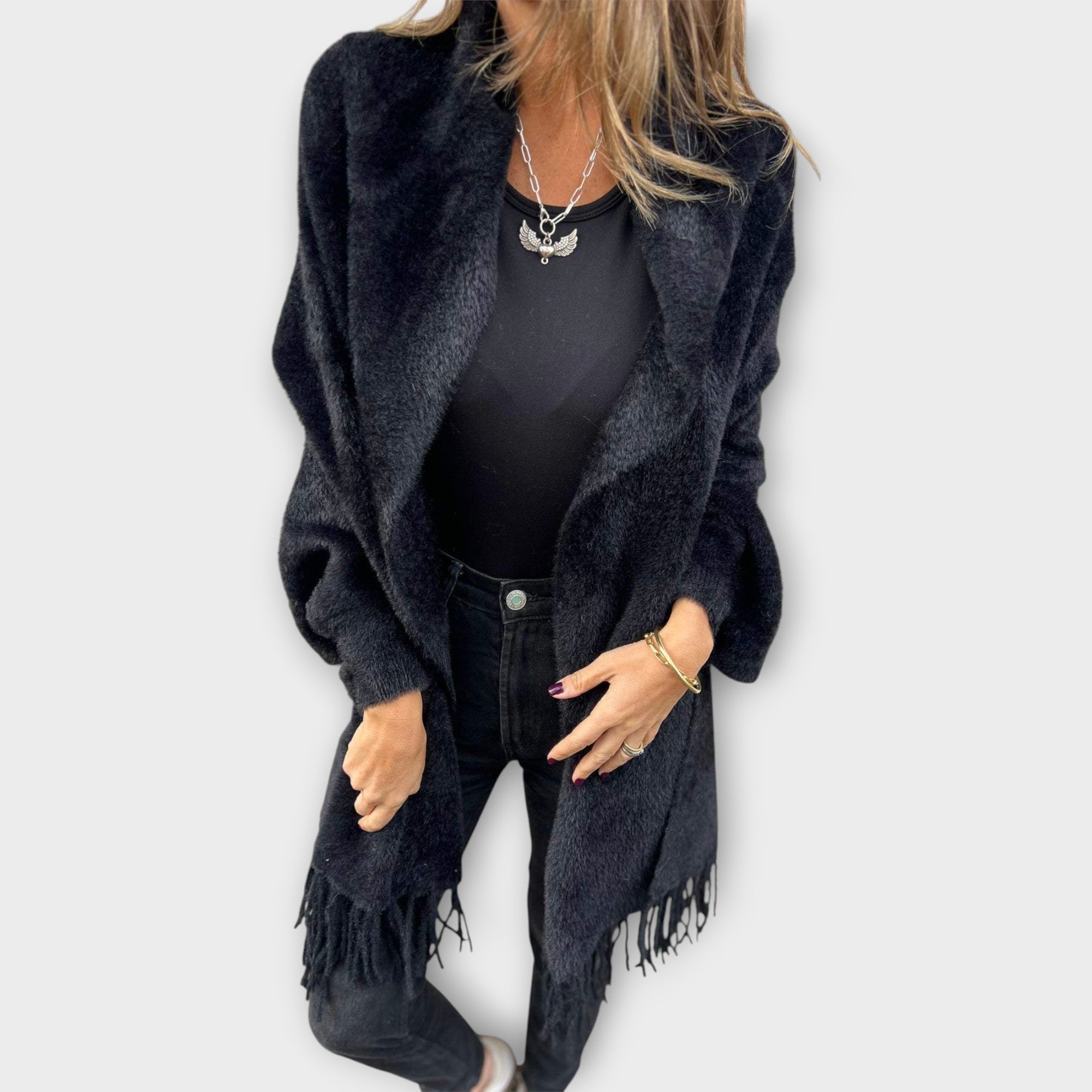 סוודר עם פומפונים