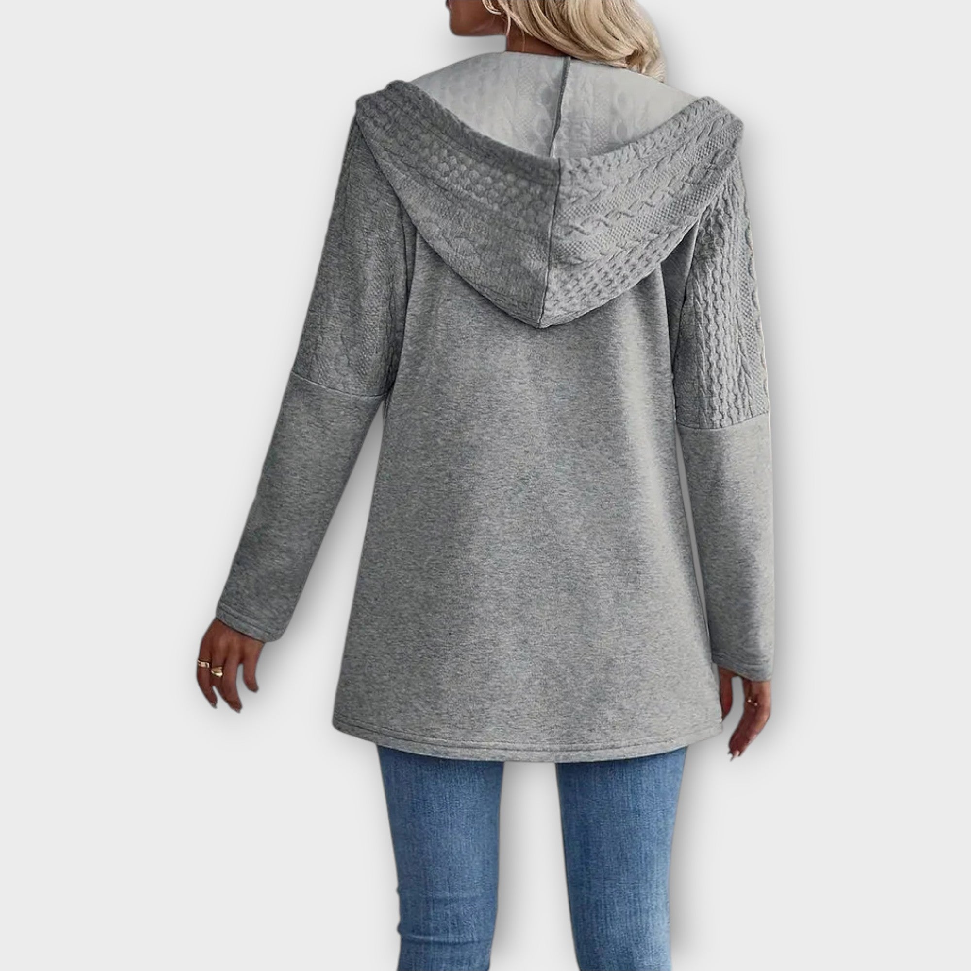 ז'קט אלגנטי עם כובע ופרטים מודרניים