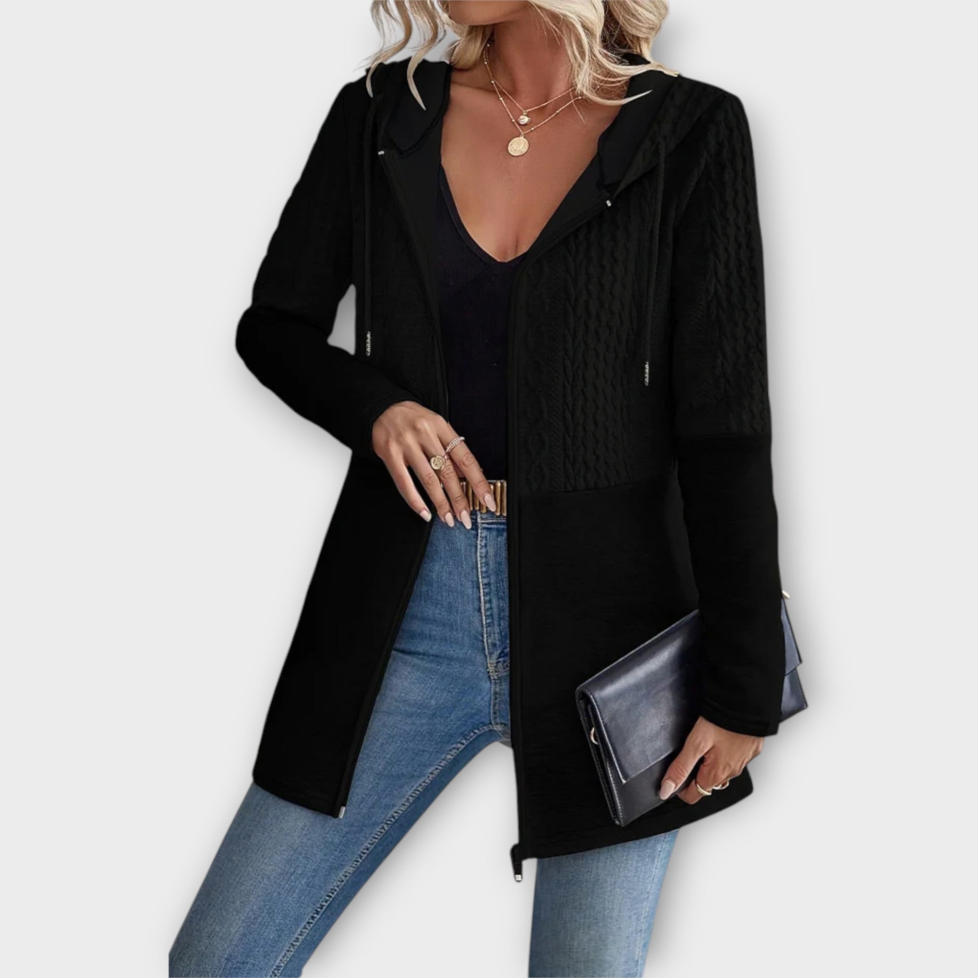 ז'קט אלגנטי עם כובע ופרטים מודרניים